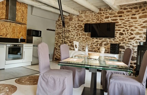 Villeneuve-dʼAllier House | La Demeure des Glycines with Jacuzzi