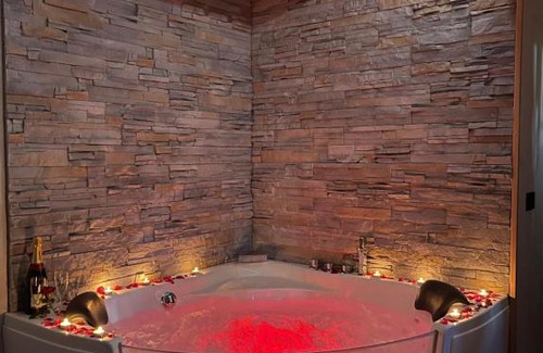 Buron Apartment | La Era de Lario habitación con Jacuzzi