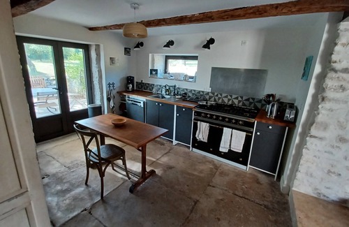 Taulignan House | La ferme des Seynières, farmhouse surrounded by truffle oaks and lavender.