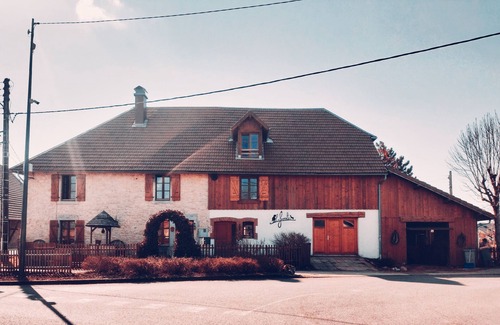 Frasne Apartment | La Fermette Gîte Atypique à Frasne