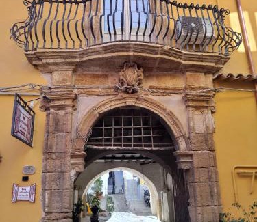 Sciacca Historic Centre Bed & Breakfast | La Finestra sul Cortile B&B