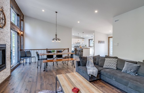 St-Adolphe-d'Howard Ski Chalet | La Grande Ourse : Modern Waterfront w/spa