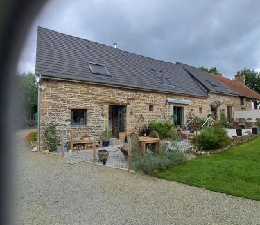 Savigny-le-Vieux Bed & Breakfast | la hamonniere