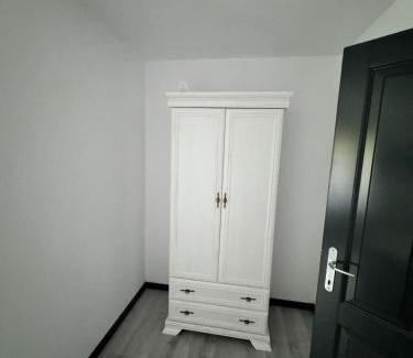 Brosteni House | La Ilie la spălătorie