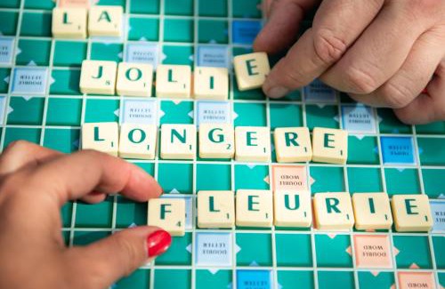Le Gue-d'Allere Bed & Breakfast | La Jolie Longère Fleurie Roulotte avec piscine et grand jardin