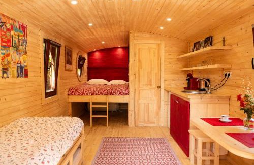 Le Gue-d'Allere Bed & Breakfast | La Jolie Longère Fleurie Roulotte avec piscine et grand jardin