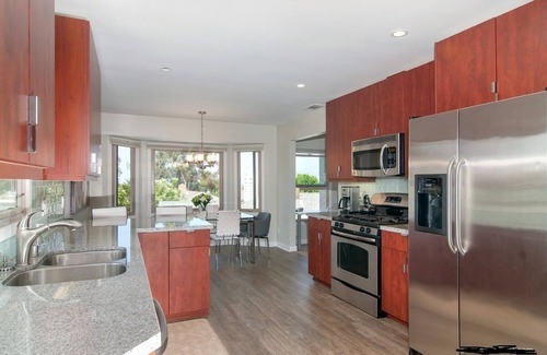 Beach Barber Tract Condo | La Jolla Beach and Village - Contemporary and Bright
