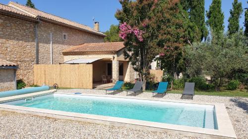 Saint-Victor-la-Coste House | La Maison d'Isidore - Gîte 6 personnes avec climatisation, piscine et jardin clos