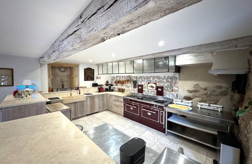 Villecheneve House | La Maison de Famille du Pourron