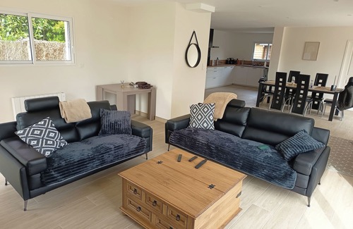 Saint-Laurent-sur-Mer House | La maison des Laquais offers 3 bedrooms for 6 people.