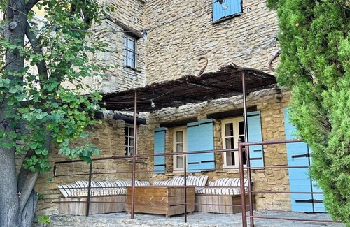 Saumane-de-Vaucluse House | La maison Haut-perché, townhouse with view and jacuzzi.