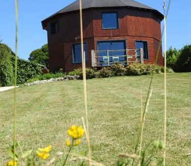 Monthoiron House | La maison ronde et ses 2 cahutes