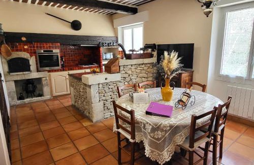 L'Isle-sur-la-Sorgue Villa | "La Massette du Cheval Blanc" Villa de caractère en pierre