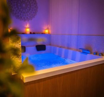 Pont-de-L'Arche Apartment | La Parenthèse Suites - appartement luxueux avec sauna et baignoire balnéo