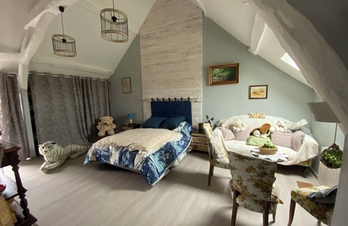 Noyant-de-Touraine Bed & Breakfast | La Patriaie Chez Jacky et Maryse large, cosy room, private bathroom