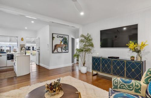 Cannonvale House | La Petite Boheme-Pet friendly - boat parking