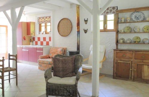 Montpezat-de-Quercy Cottage | La Petite Maison is located in beautiful restful surroundings with swimming pool