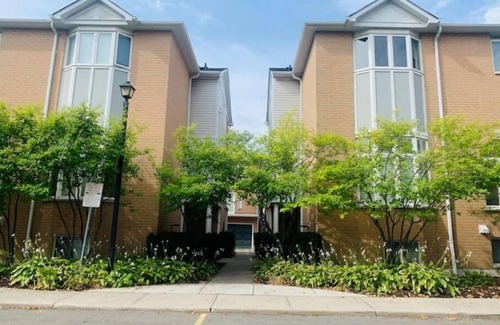 Oxford Apartment | La Place Art Stay 1 King kitchenette LR F Bath