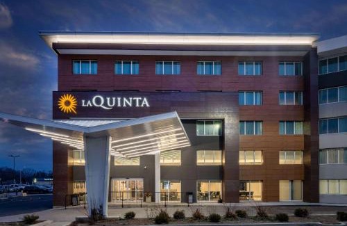 Rosemont Hotel | La Quinta by Wyndham Chicago O'Hare Airport