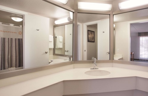Lincoln Acres Hotel | La Quinta Inn by Wyndham San Diego Chula Vista