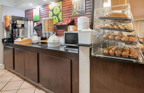 Live Oak Hotel | La Quinta Inn by Wyndham San Antonio I-35 N at Toepperwein