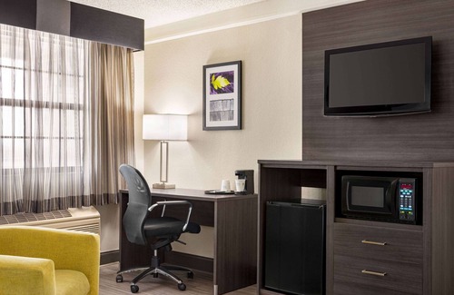Live Oak Hotel | La Quinta Inn by Wyndham San Antonio I-35 N at Toepperwein