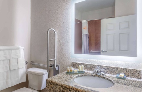 Pawcatuck Hotel | La Quinta Inn & Suites by Wyndham Stonington-Mystic Area