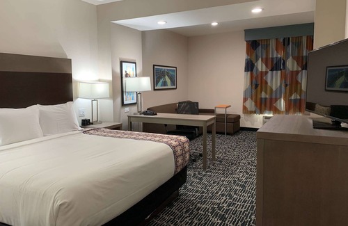 Red Oak Hotel | La Quinta Inn & Suites by Wyndham-Red Oak TX IH-35E