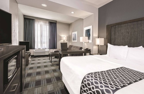 Victoria Hotel | La Quinta Inn & Suites by Wyndham Victoria - South