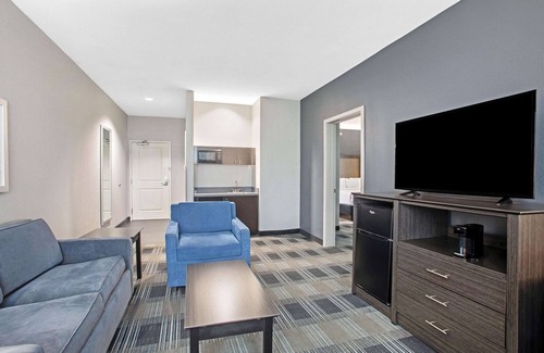 Victoria Hotel | La Quinta Inn & Suites by Wyndham Victoria - South