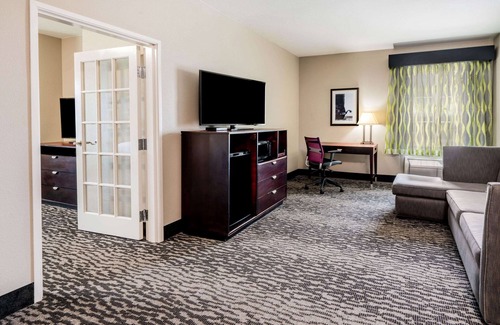 Bedford Hotel | La Quinta Inn & Suites by Wyndham DFW Airport West - Bedford