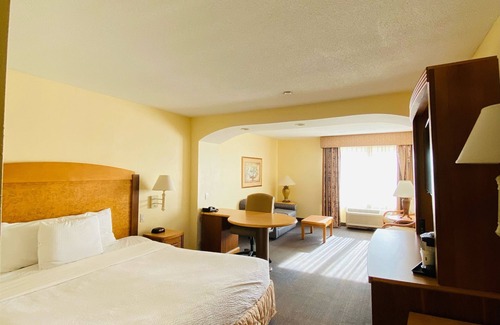 Bohemia Hotel | La Quinta Inn & Suites by Wyndham Islip - MacArthur Airport
