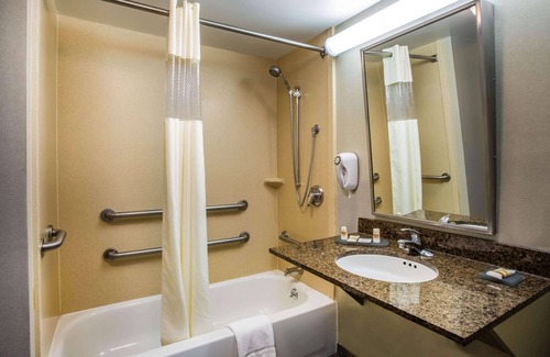Bohemia Hotel | La Quinta Inn & Suites by Wyndham Islip - MacArthur Airport