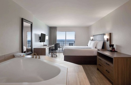 East Daytona Hotel | La Quinta Inn & Suites by Wyndham Oceanfront Daytona Beach