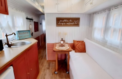 Villelaure House | 'La Roulotte La Figoulette' with Mountain View, Wi-Fi and Air Conditioning