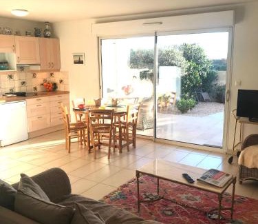 Marseillan Apartment | la scribote