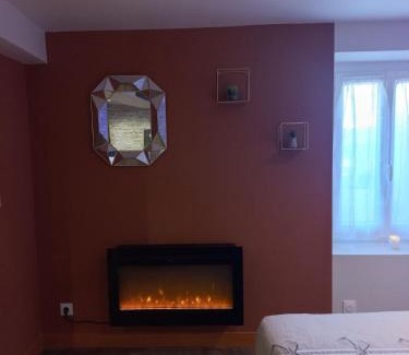 Levroux Apartment | La suite de Chez Adeline , 45 minutes from Beauval Zoo