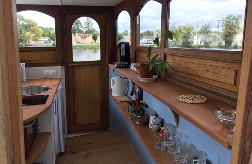 Pont-sur-Yonne Boat Rental | La Timonerie d'une péniche sur l'Yonne - (The wheelhouse of a barge on the Yonne River) - (in French)