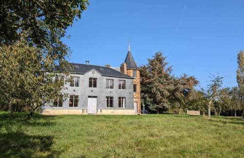 Saint-Michel-de-Livet Apartment | La Tourelle de Saint Michel de Livet - Parking