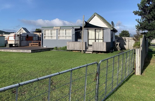 Matarangi Cabin | La Veranda-a lovely little bach