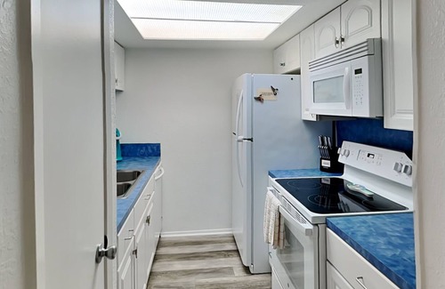 Harbor Oaks Condo | La Vida Buena | Pet Friendly + Access to Pool & Boat Slip!