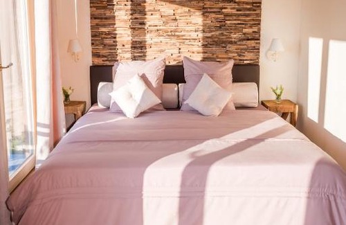 Torhout Bed & Breakfast | La Vie en Rose - a fully equipped pet friendly contactless house with fenced garden between the fields