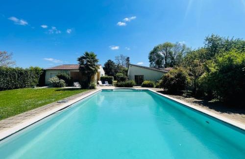 Saint-Georges-des-Coteaux Villa | La Villa Mer avec piscine