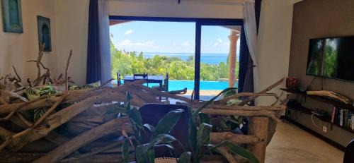 Nosy Boraha Villa | La VILLA ANKARENA Dans un domaine forestier tropical, villa entière avec PISCINE PRIVEE, Wifi, TV, personnels inclus Plage à 5 minutes à pieds