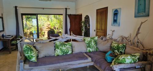 Nosy Boraha Villa | La VILLA ANKARENA Dans un domaine forestier tropical, villa entière avec PISCINE PRIVEE, Wifi, TV, personnels inclus Plage à 5 minutes à pieds