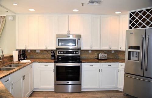 Coffeyville Condo | Labor Day Discount! Penthouse, Pool & Hot Tub, Fabulous View & decor