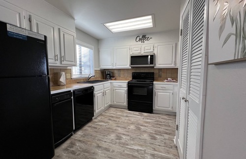 Lake Hamilton Condo | Labor Day Special! South Shore 2 Bdrm/Mini-golf, pickleball, 2 pools, Hot tub!