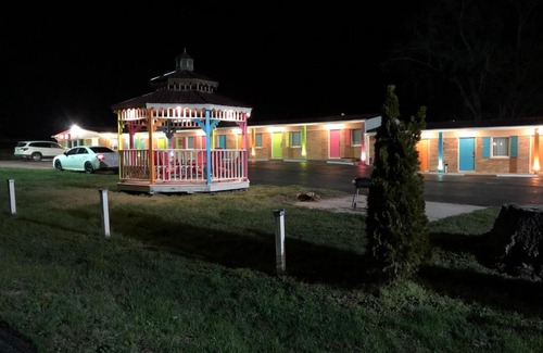 Knob Noster Hotel | Laci's Country Inn - Knob Noster