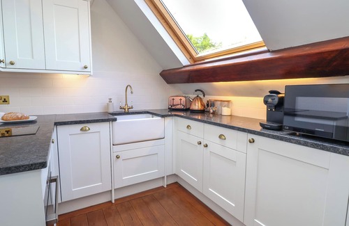 Horton Cottage | LADY OF THE LAKE, pet friendly, with hot tub in Rudyard Lake