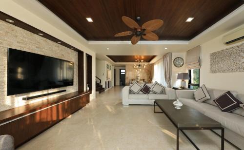 Laguna Villa | Laguna Park by Goodman Brokers